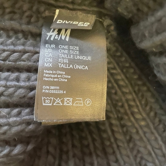 H&M Black Pom Pom Beanie - One Size - Picture 3 of 3